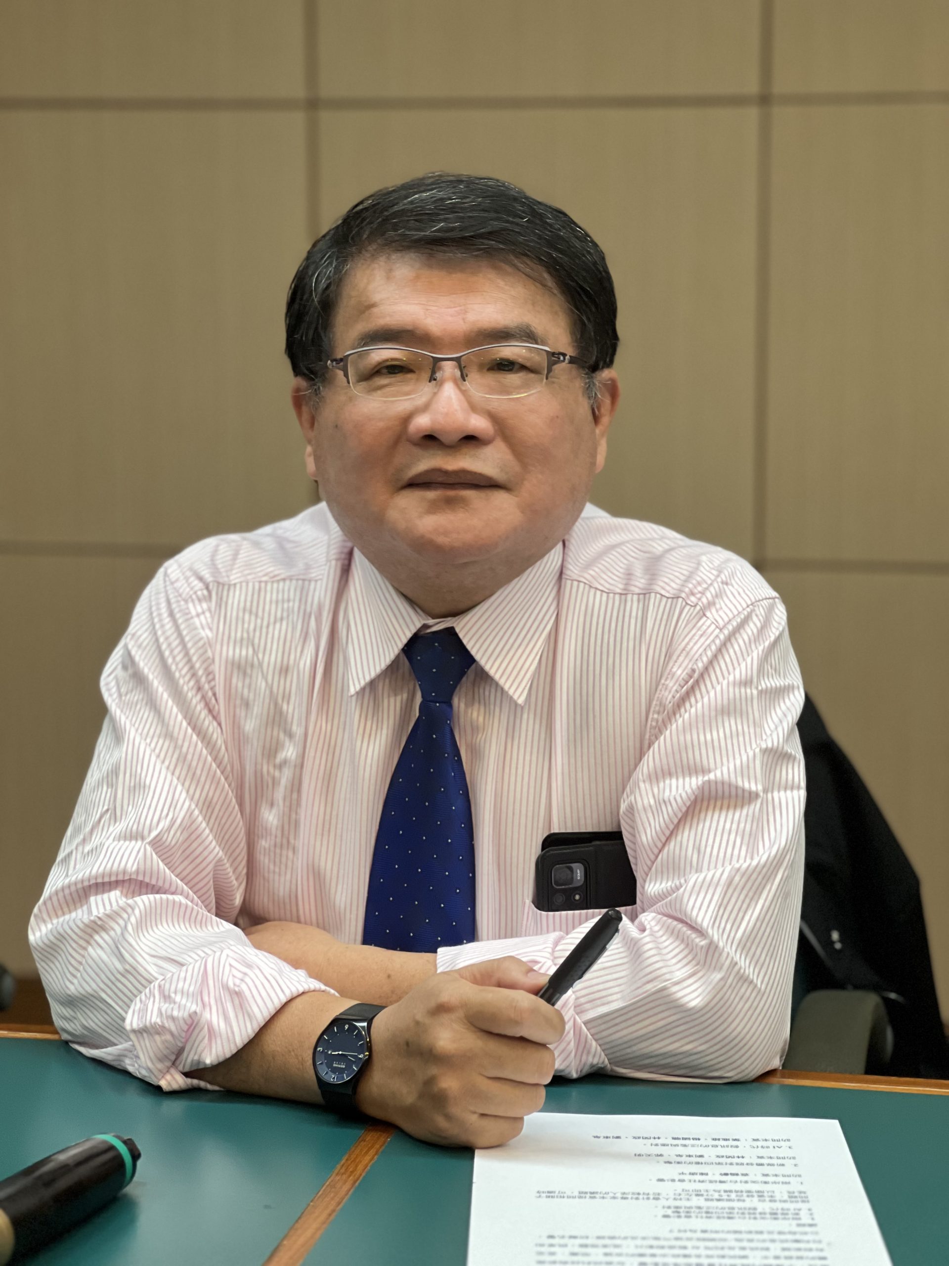 逢甲大學助理教授楊國聰在研討會中對比中西媒體。（記者楊國域翻攝）
