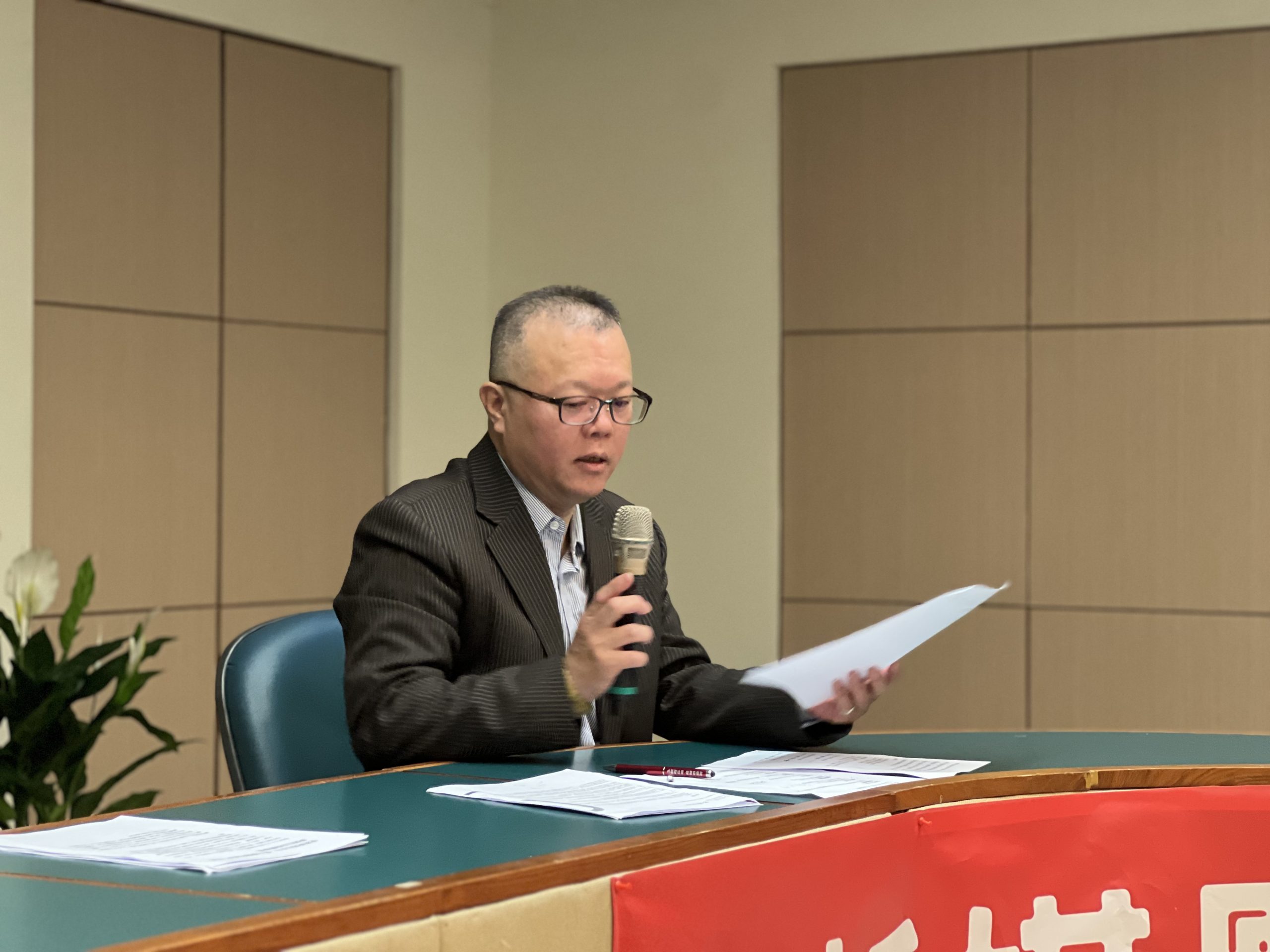 「亞洲時事學者論壇」由亞洲經濟通訊社總編輯張俊明擔任主持人。（記者楊國域翻攝）
