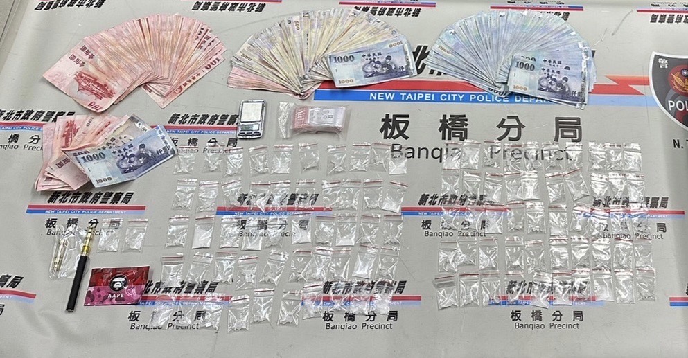 板橋警查獲不好金流及毒品。(記者徐煜勝翻攝)