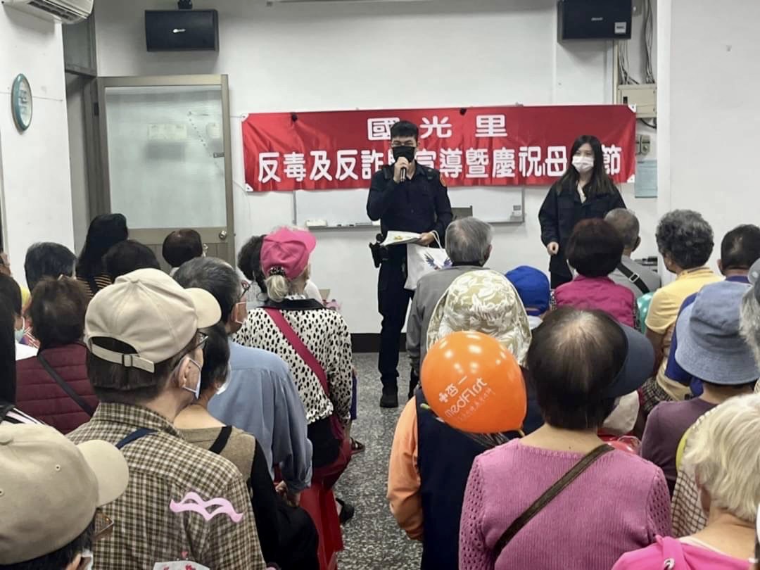 海山警慶祝母親節及宣導反詐。(記者戴昱弘翻攝)