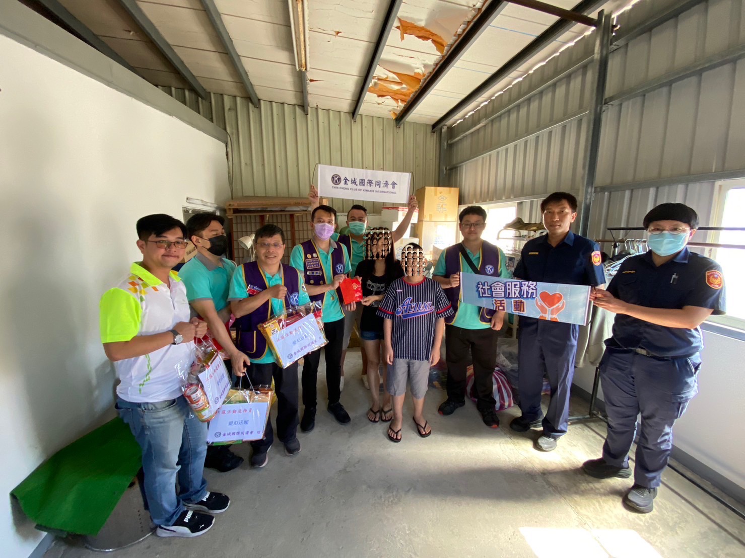 板橋警副分局長黃建中偕新北市金城同濟會會長蔡偉文關懷轄區清寒、弱勢家庭致贈社福金及文具物資。(記者戴昱弘翻攝)