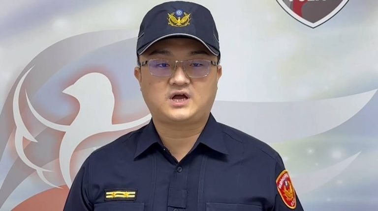 青溪派出所所長馮清豪說明何姓失聯移工騎車違規遭查獲經過。(記者張欽翻攝)