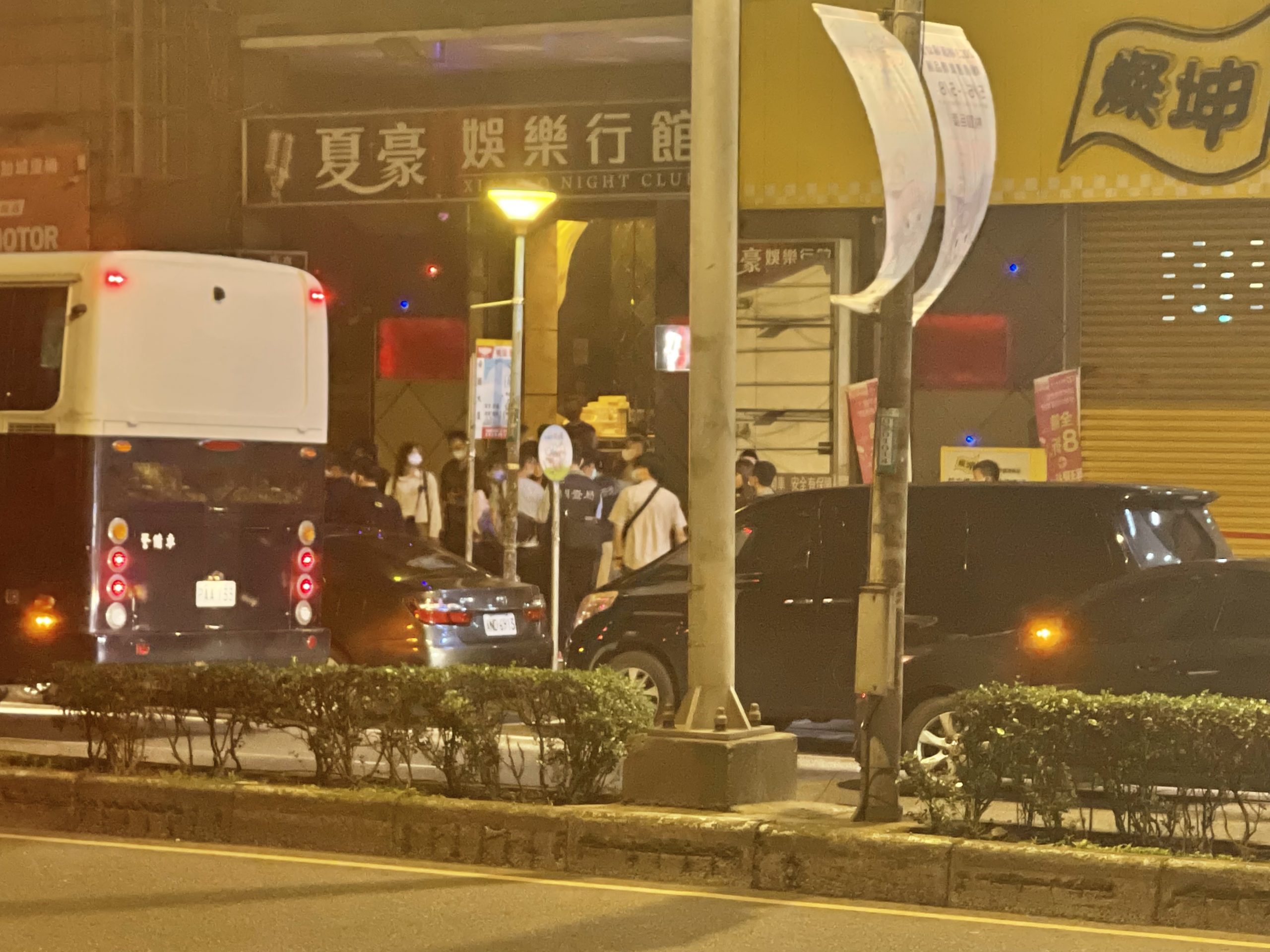眾多該酒店工作人員遭專案小組成員帶回偵辦。（專案小組翻攝）