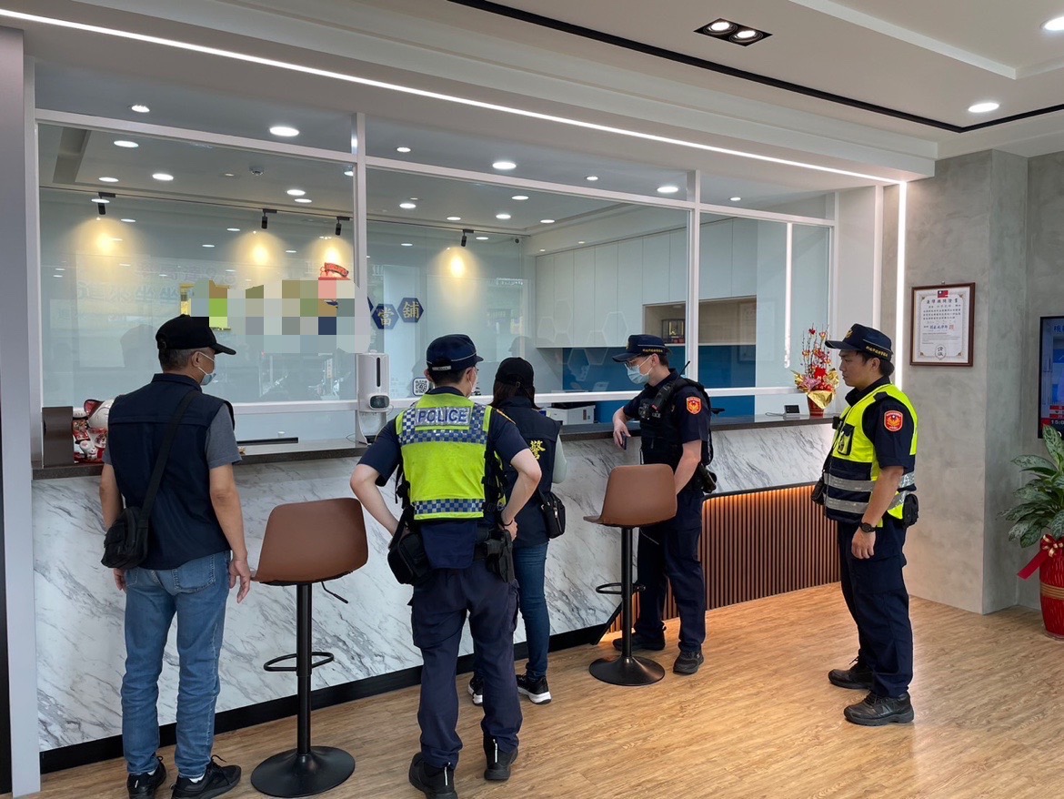 樹林警針對轄內當鋪再度擴檢。(記者徐煜勝翻攝)