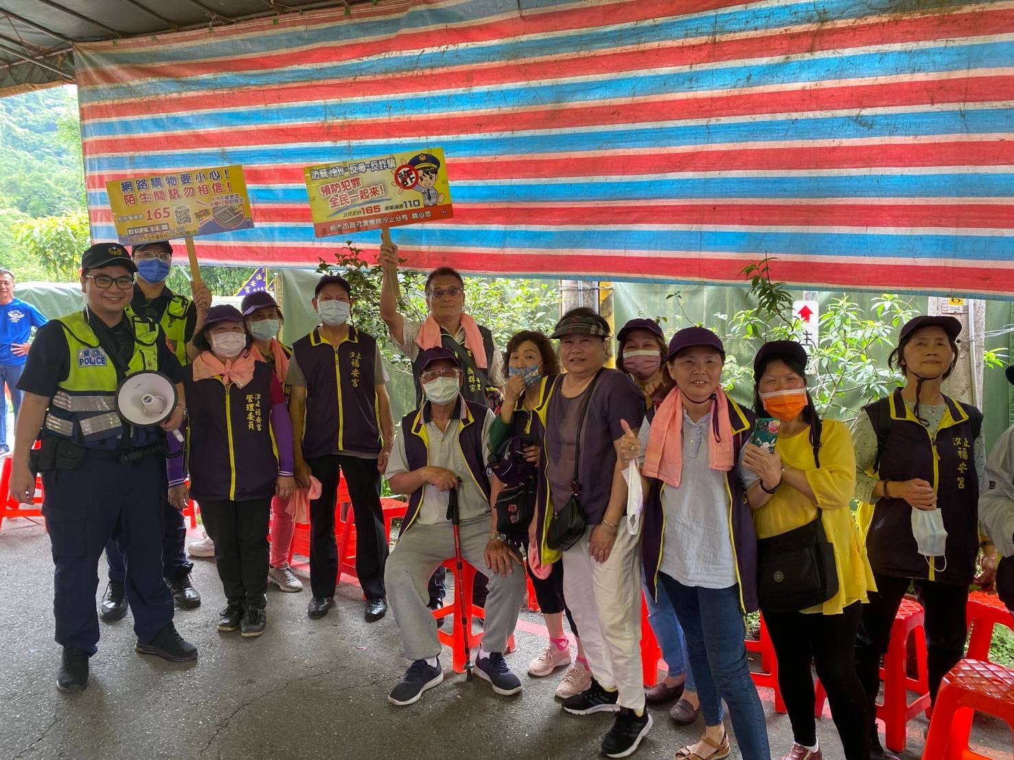 汐止警藉廟會活動宣導識詐。(記者徐煜勝翻攝)