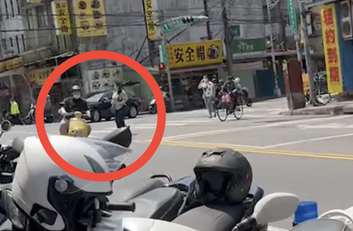 板橋警針對路口不禮讓行人取締。(記者戴昱弘翻攝)