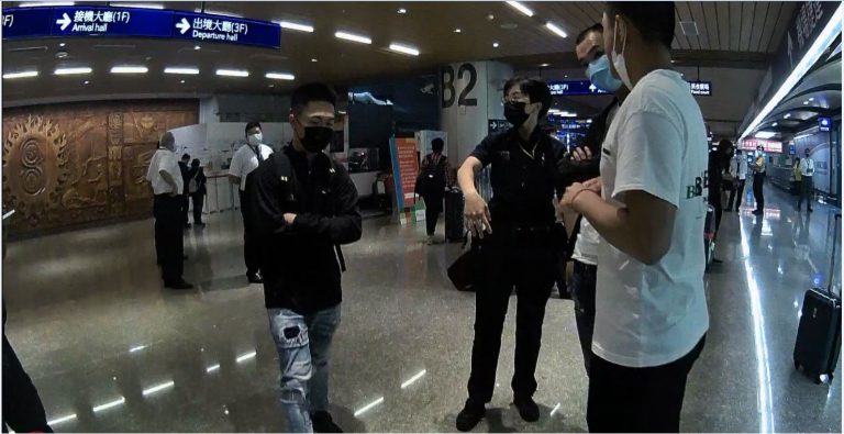 航警局員警處理民眾糾紛情事。(記者徐煜勝翻攝)