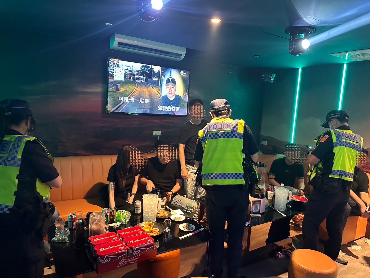 板橋警針對轄內治安場所進行臨檢。(記者戴昱弘翻攝)