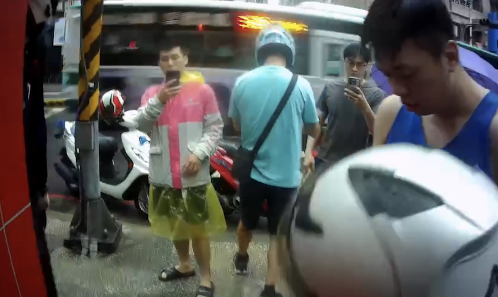 板橋警方喬裝外送員埋伏。(記者戴昱弘翻攝)