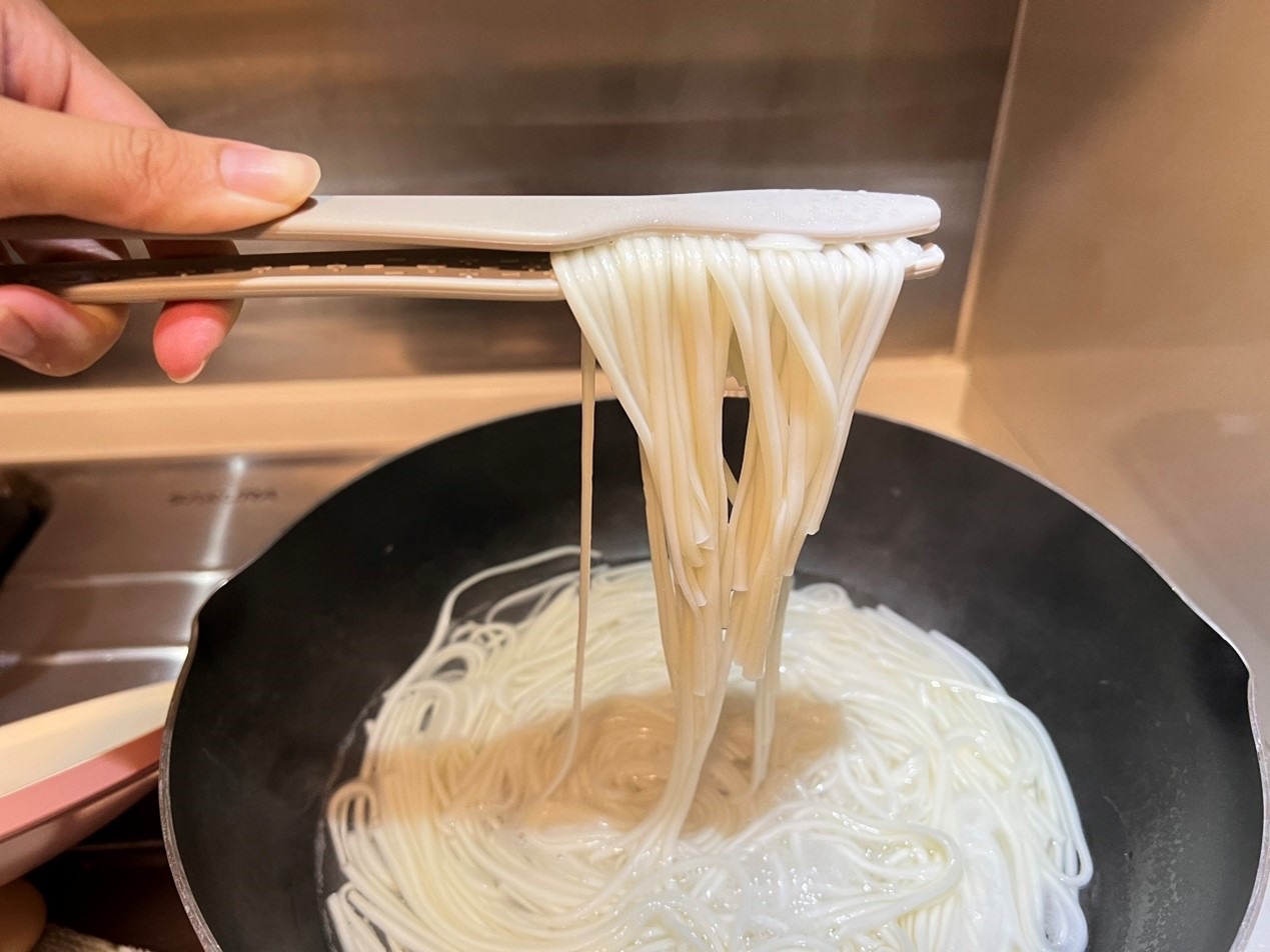 回家煮麵就能輕鬆享用，網分享懶人煮麵法。(圖/翻攝自momo網購好物交流社團)