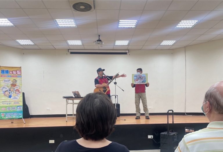 交通組巡官馬恩典透過吉他自彈自唱及交通安全宣導交替的方式加深民眾對交通安全印象。(記者楊國域翻攝)