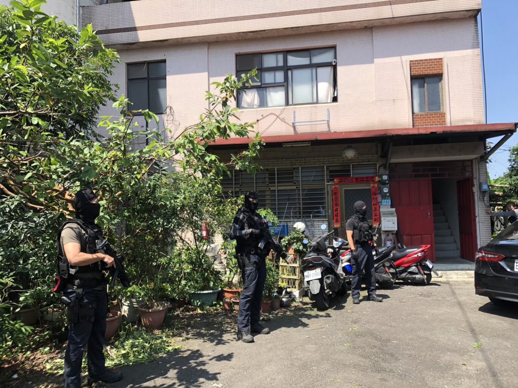 北市刑大特勤中隊幹員全副武裝現場戒備。(記者林金聖翻攝)