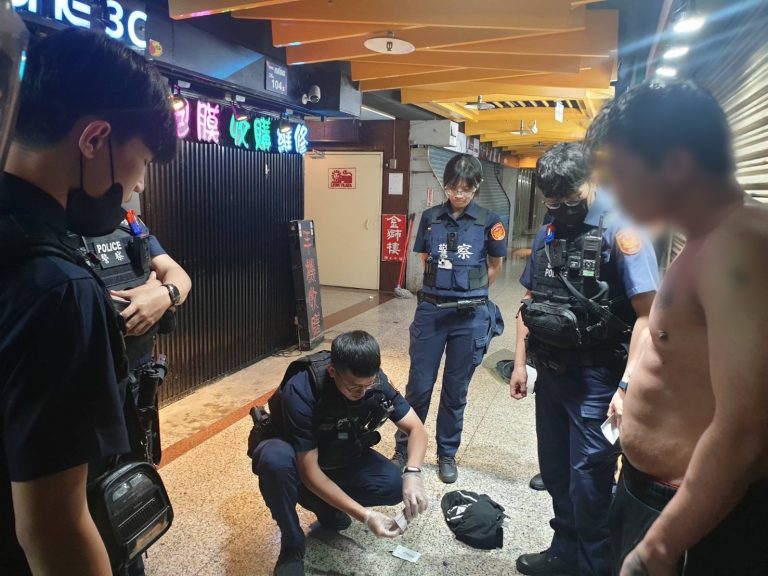張男口袋掉出毒品遭警活逮。(記者林金聖翻攝)