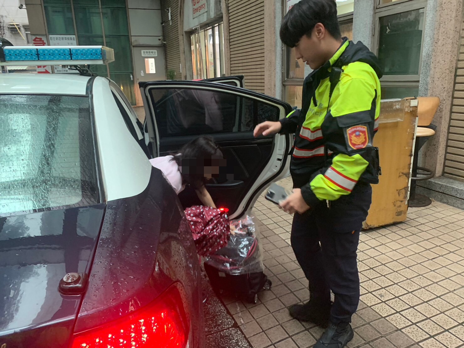 上班尖峰時間,中正橋所員警李卓彥、林其鋒協助血糖不穩謝姓婦人就醫。(記者楊國域翻攝)
