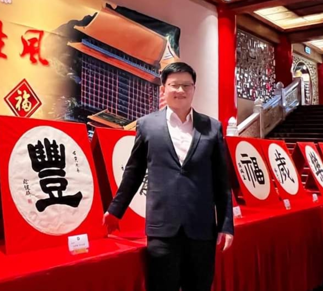 台南市長室主任徐健麟表示,長輩圖變有趣,不只讓人會心一笑,也達到蓮花季的宣傳效果。(圖/翻攝自徐健麟臉書)