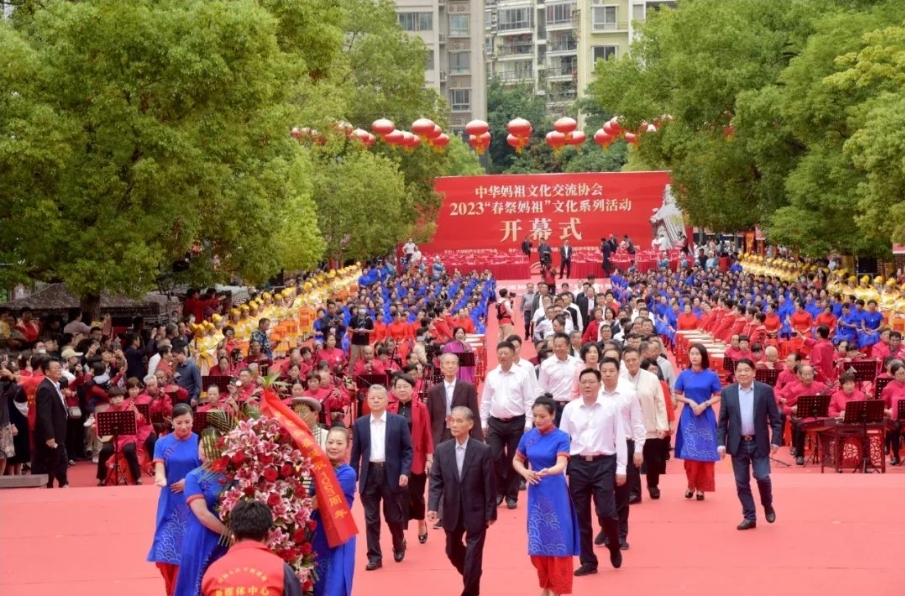 春祭大典後,領導嘉賓向媽祖敬獻花籃。(記者 楊國域翻攝)