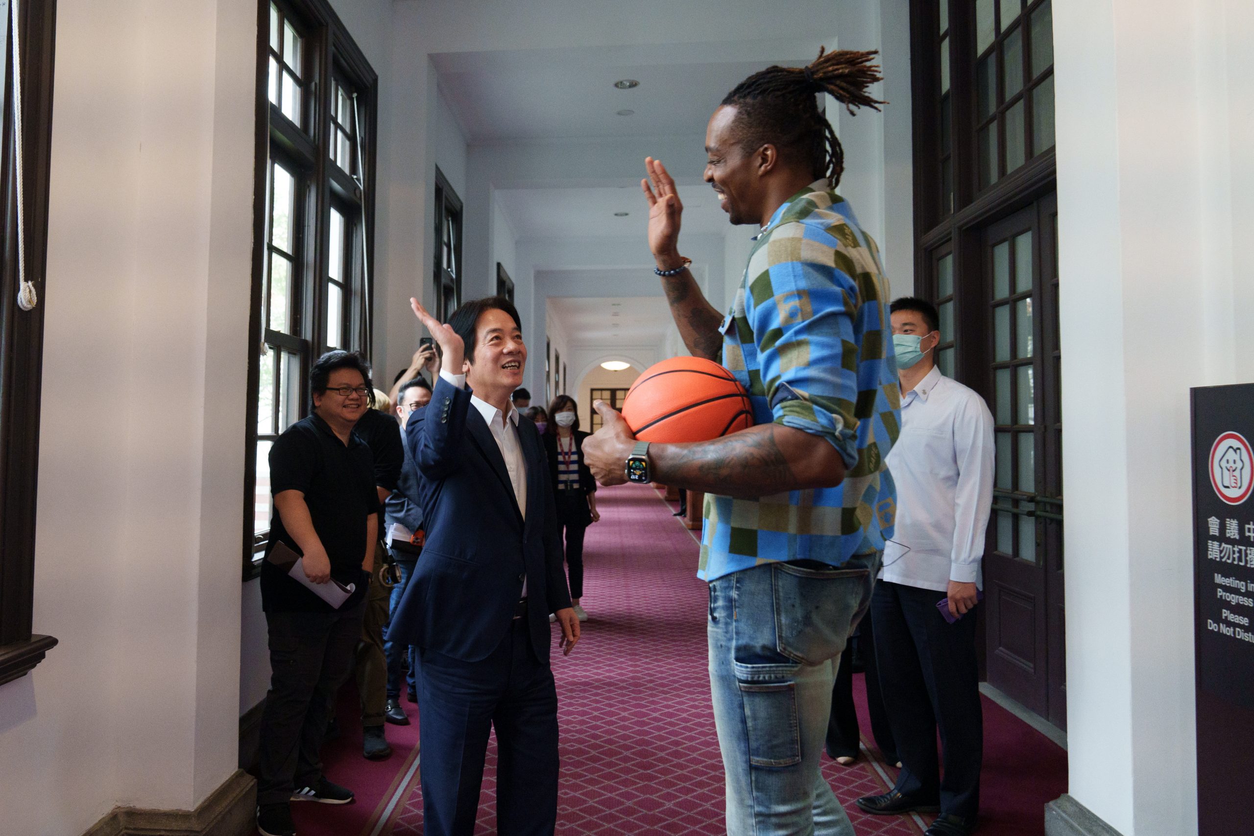 副總統賴清德與魔獸互動輕鬆自然，一搭一唱，炒熱現場拍攝氣氛。(圖/文化總會提供)