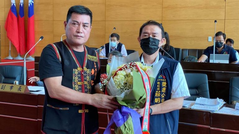 中市議員黃仁昨(17)日在議會質詢時，為了表示悼念，因此準備了一束花請中捷總經理莊明聰代為轉送其家屬。(圖/記者謝榮浤翻攝)