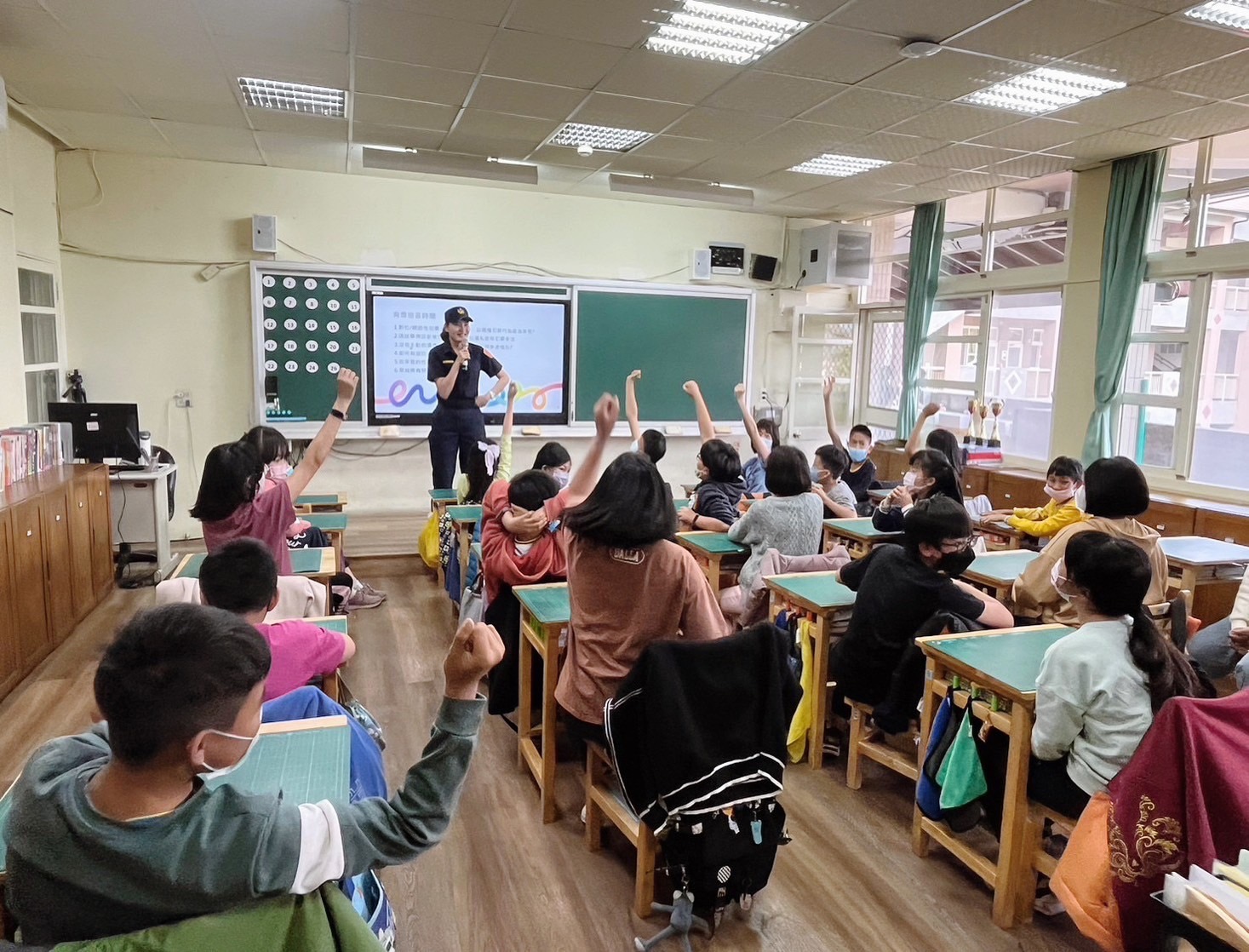 宣導過程學生們積極主動，教室充滿著歡笑聲，令中市警婦幼隊女警印象深刻。(圖/林㤈輝翻攝)