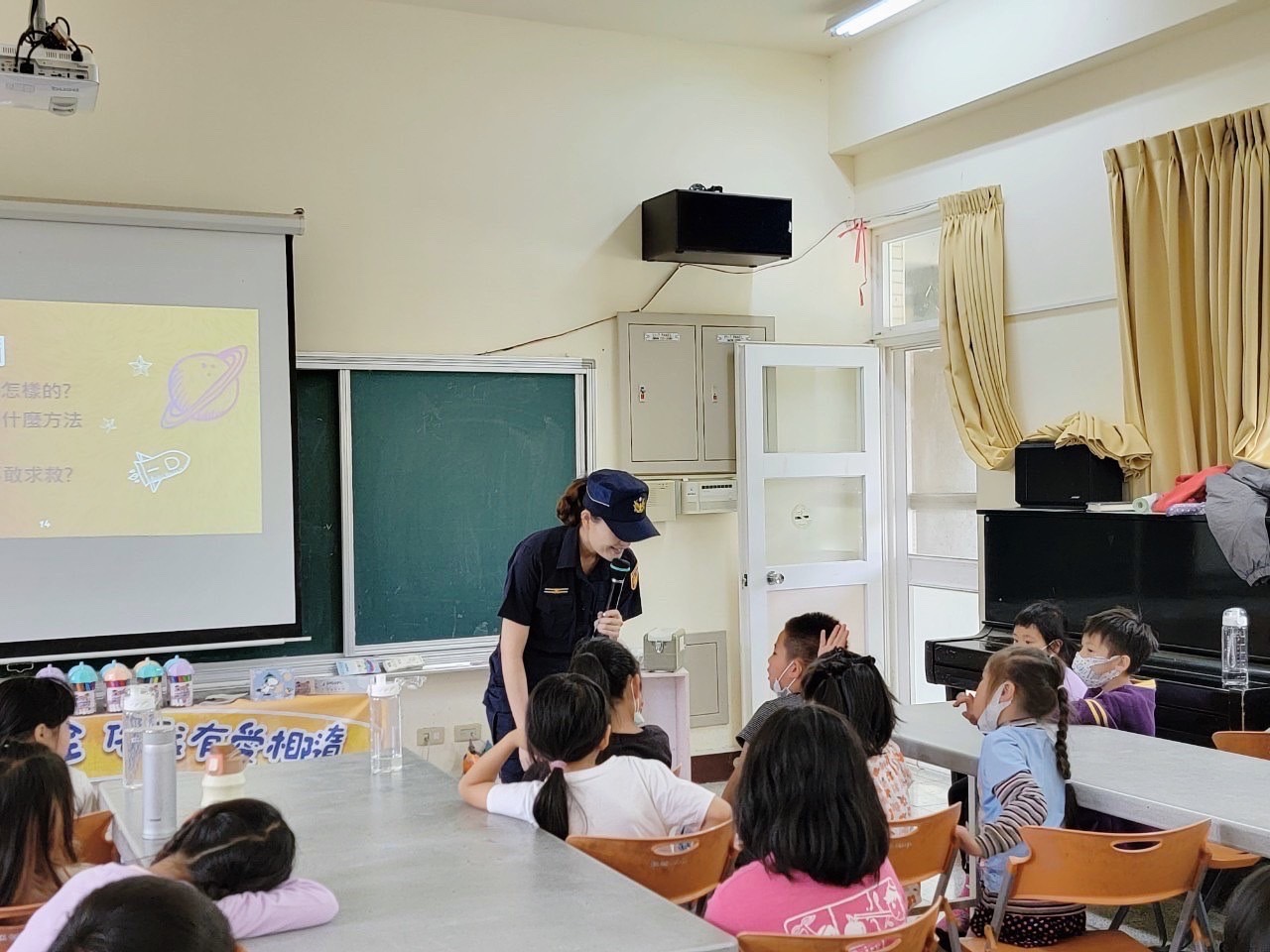 中市警婦幼隊女警教導和平區平等國小低年級學童認識身體隱私部位及自我保護的重要。(圖/林㤈輝翻攝)
