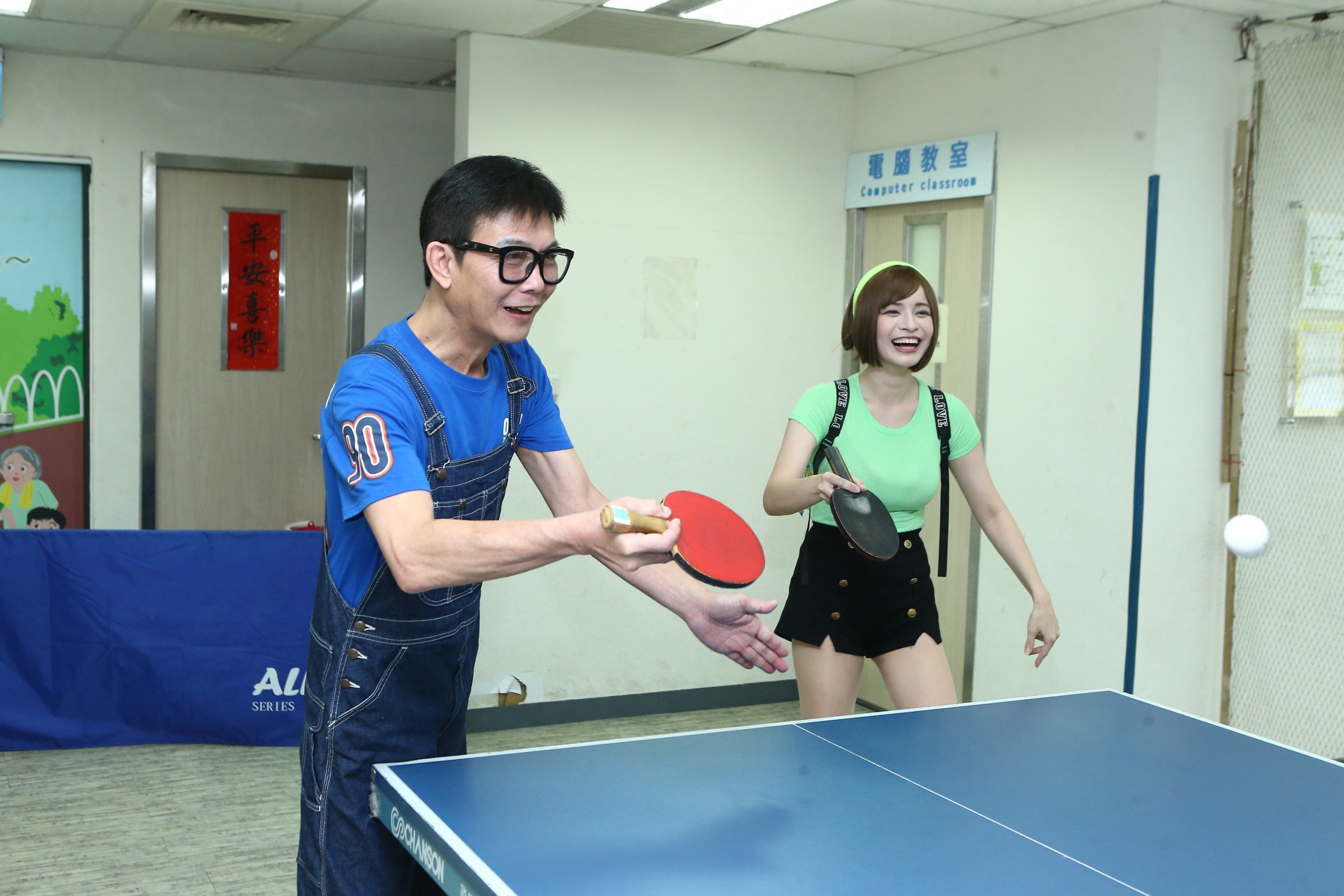 港星錢小豪和郭鬼鬼與長輩們一起打乒乓球。(圖/紅心字會提供)