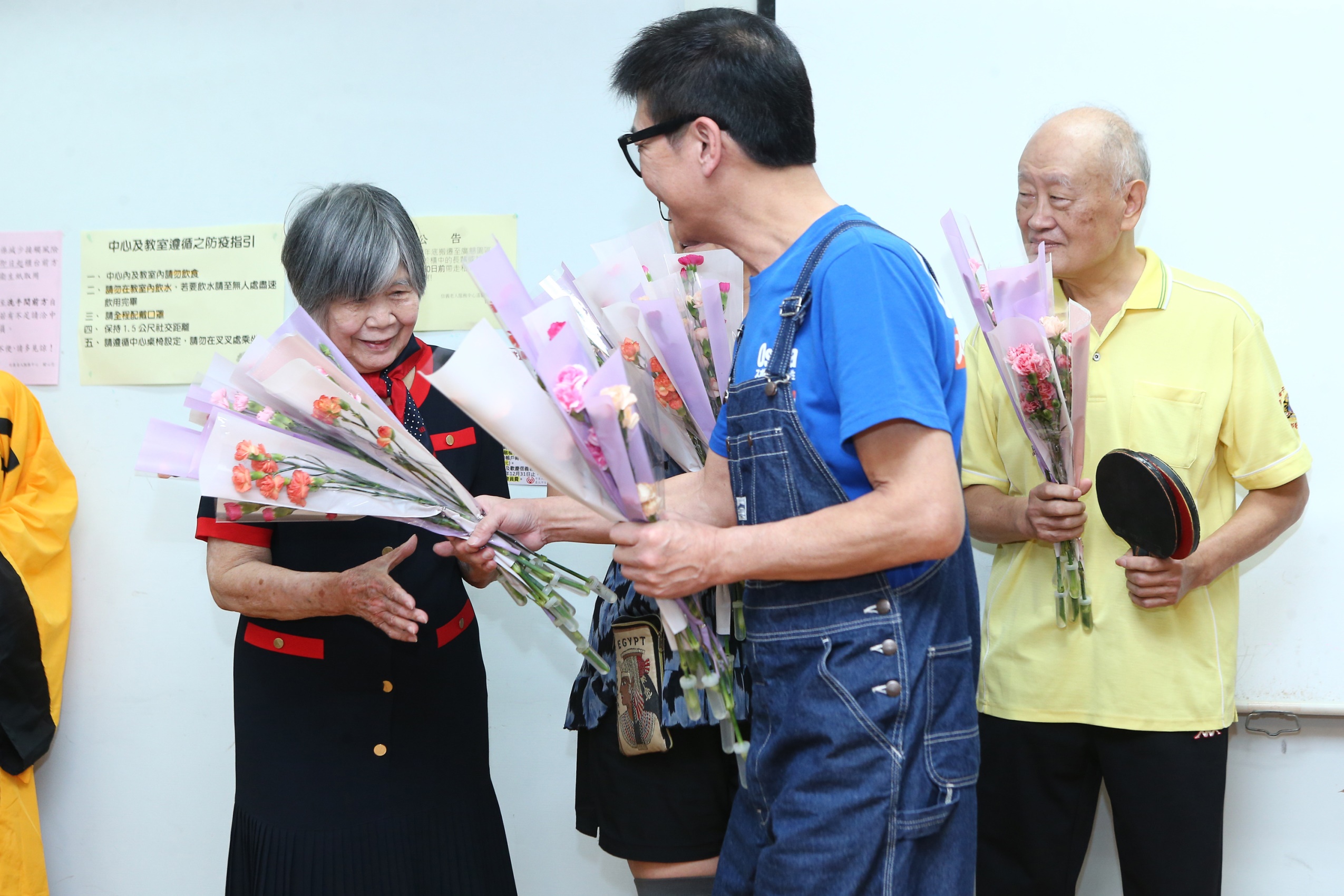 港星錢小豪送花給長輩們祝長輩們母親節快樂。(圖/紅心字會提供)