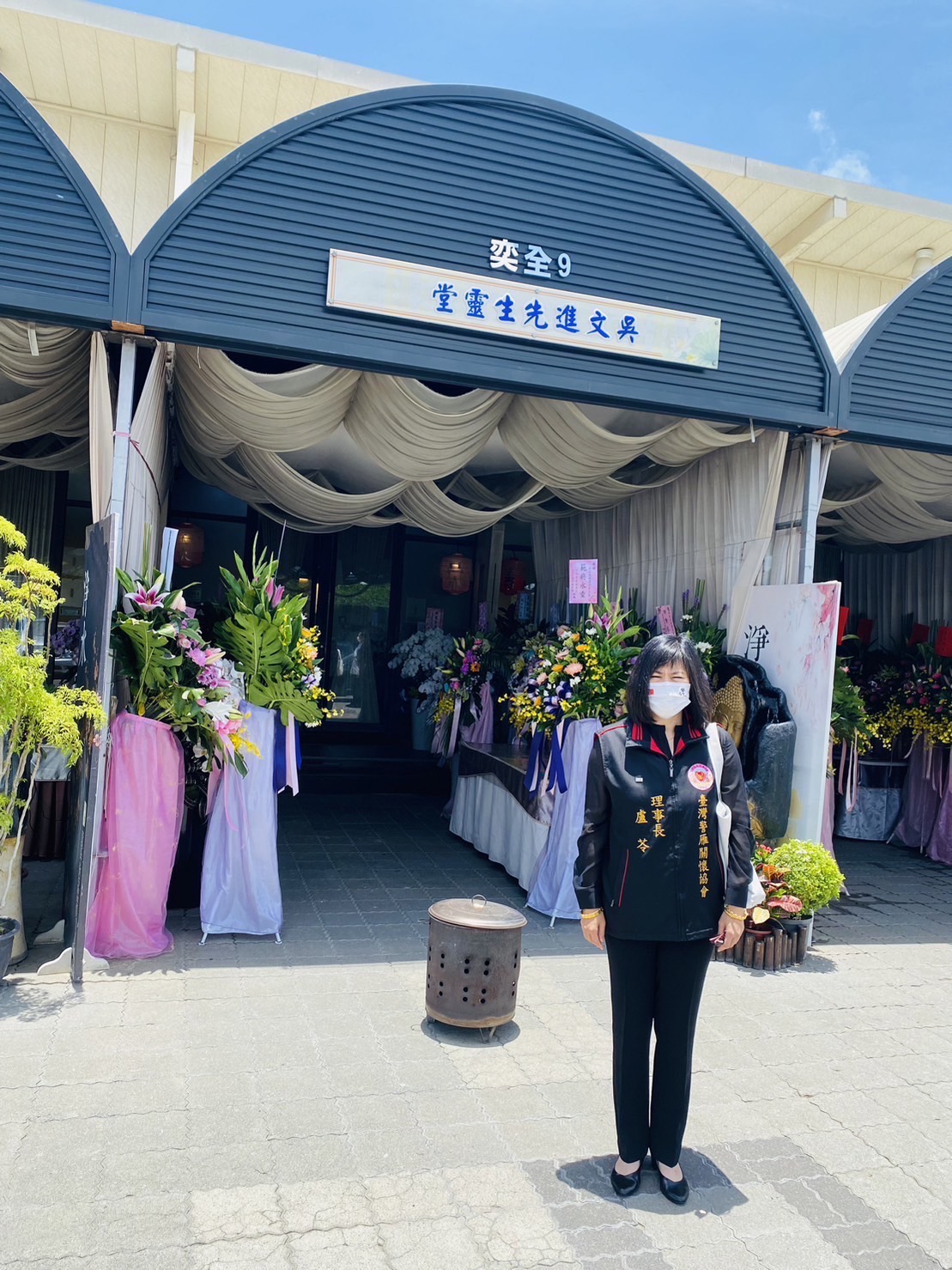 台灣警雁關懷協會理事長盧苓今前吳文進主任靈堂弔唁致意。（記者徐煜勝翻攝）