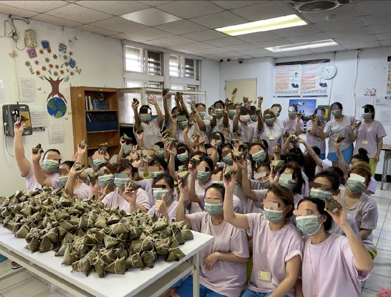 收容人們親手包起肉粽。（記者徐煜勝翻攝）