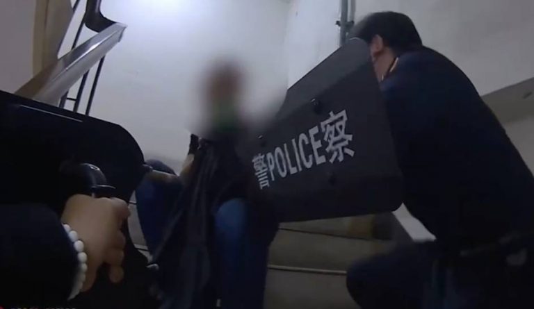 警持盾牌將持西瓜刀林男制伏。(記者林金聖翻攝)