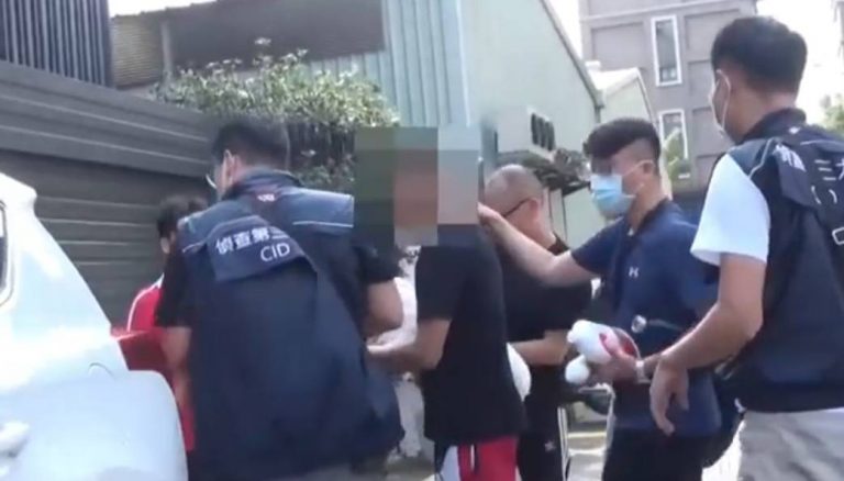 專案人員將陳姓主嫌拘提到案。（記者林金聖翻攝）