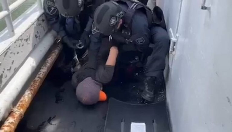 警上船攻堅逮越南籍漁工。（記者林金聖翻攝）