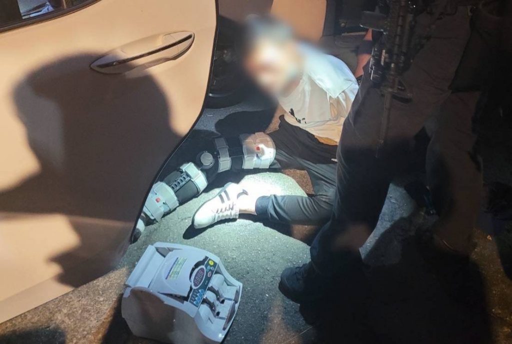 警開2槍喝止將陳志明拉下車壓制。(記者林金聖翻攝)