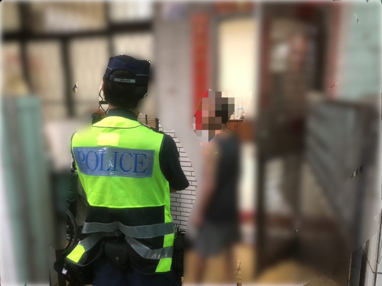警方平安護送李姓老翁返家後,請老翁在家好好休息。(圖/記者謝榮浤翻攝)