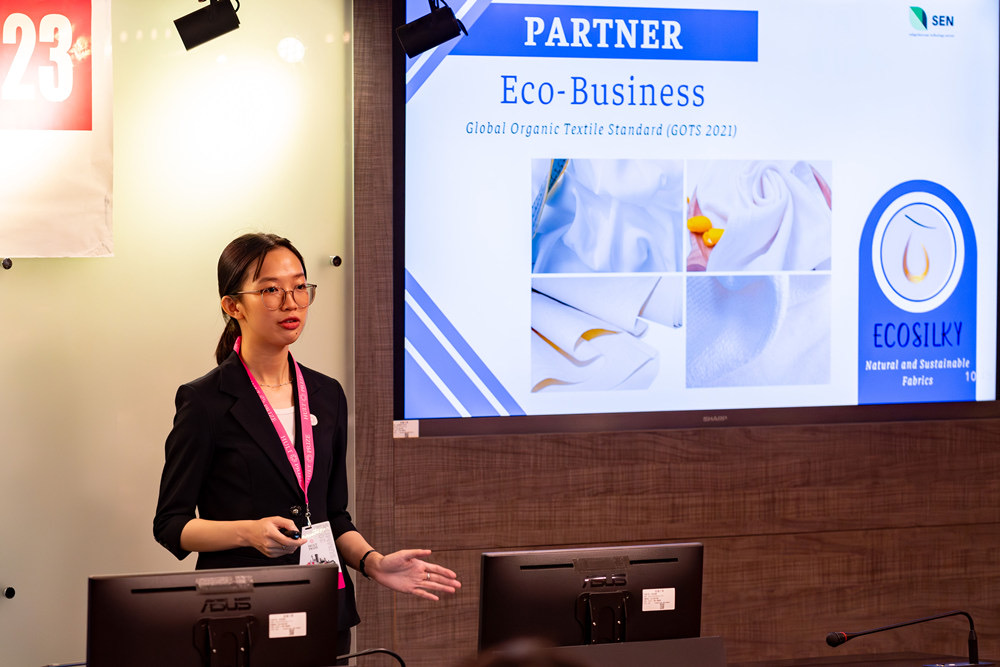 SEN團隊透過更具環保和天然特性的香蕉絲產品,重新設計時尚產業。(圖/銘傳大學提供)