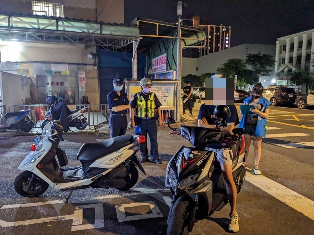 蘆竹警分局與環保局共同打擊噪音車。(記者徐煜勝翻攝)