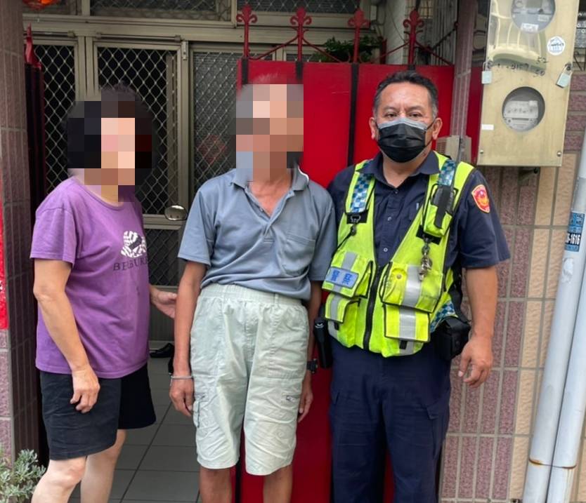 中市警烏日分局烏日派出所員警魏文彥、黃姚敦賓日前協助誤闖台74線快速道路老翁返家。(圖/記者謝榮浤翻攝)