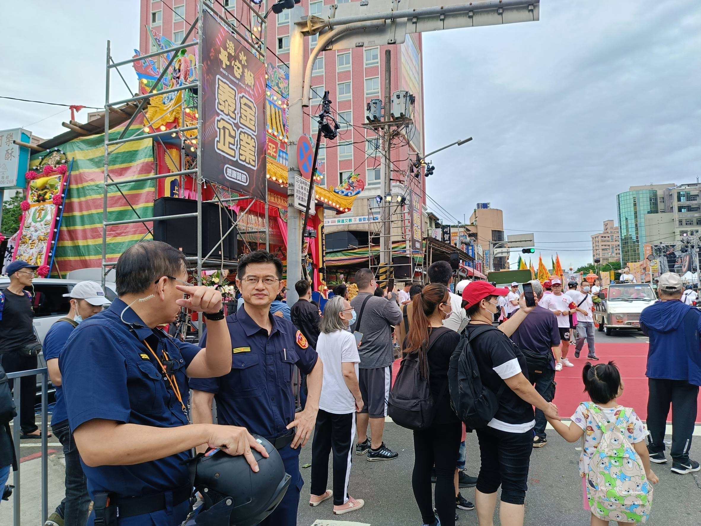 淡水警分局長陳保緒帶隊於紅壇維持秩序。(記者徐煜勝翻攝)