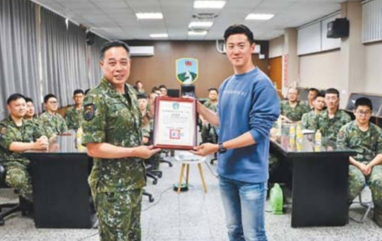 陸軍機步234旅長盧少將頒發感謝狀予旅軍官團教育講師。(圖/記者澄石翻攝)