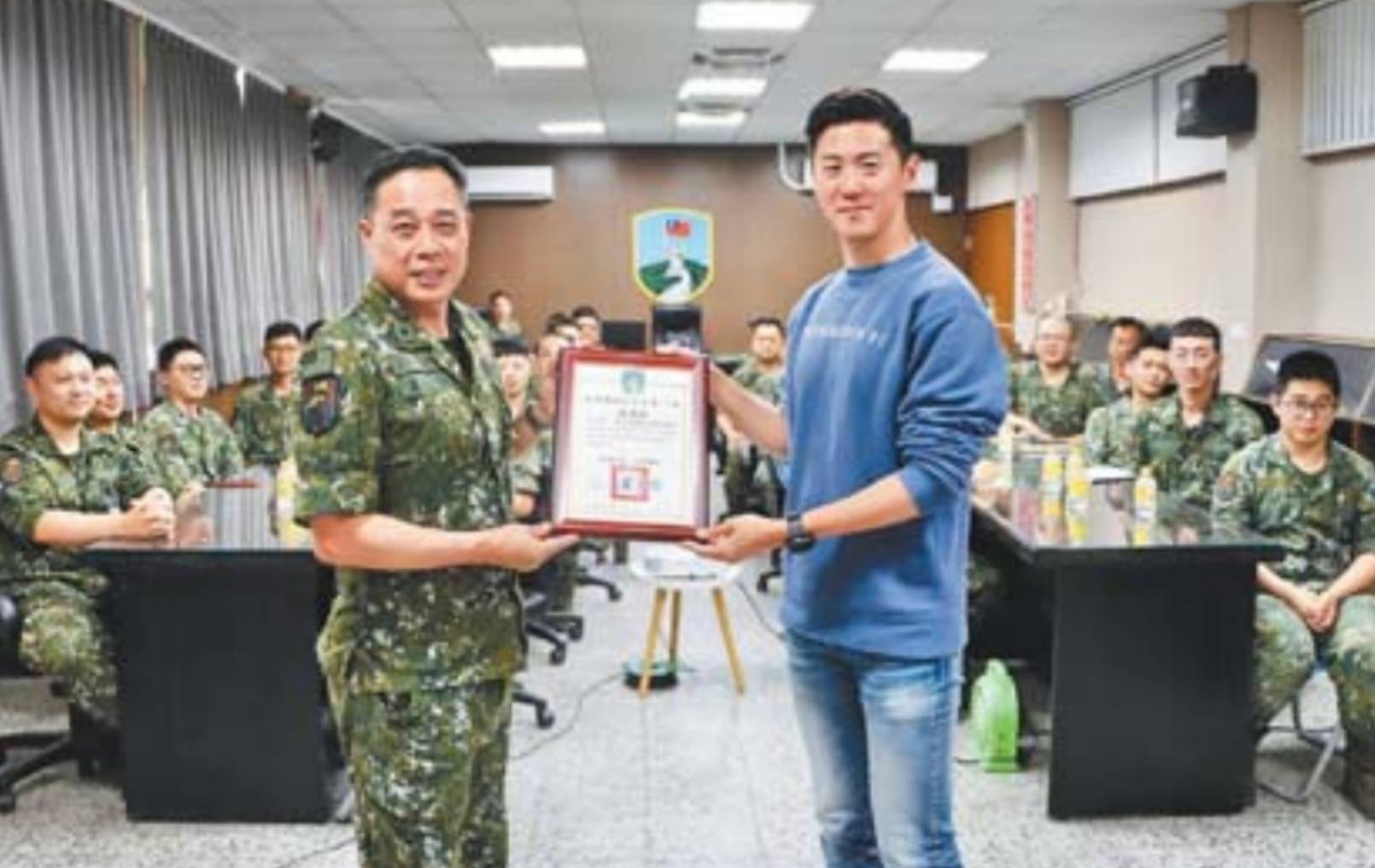 陸軍機步234旅長盧少將頒發感謝狀予旅軍官團教育講師。(圖/記者澄石翻攝) 