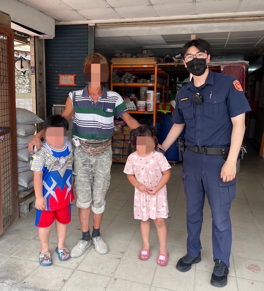 板橋警助兩童與阿公團圓。(記者徐煜勝翻攝)