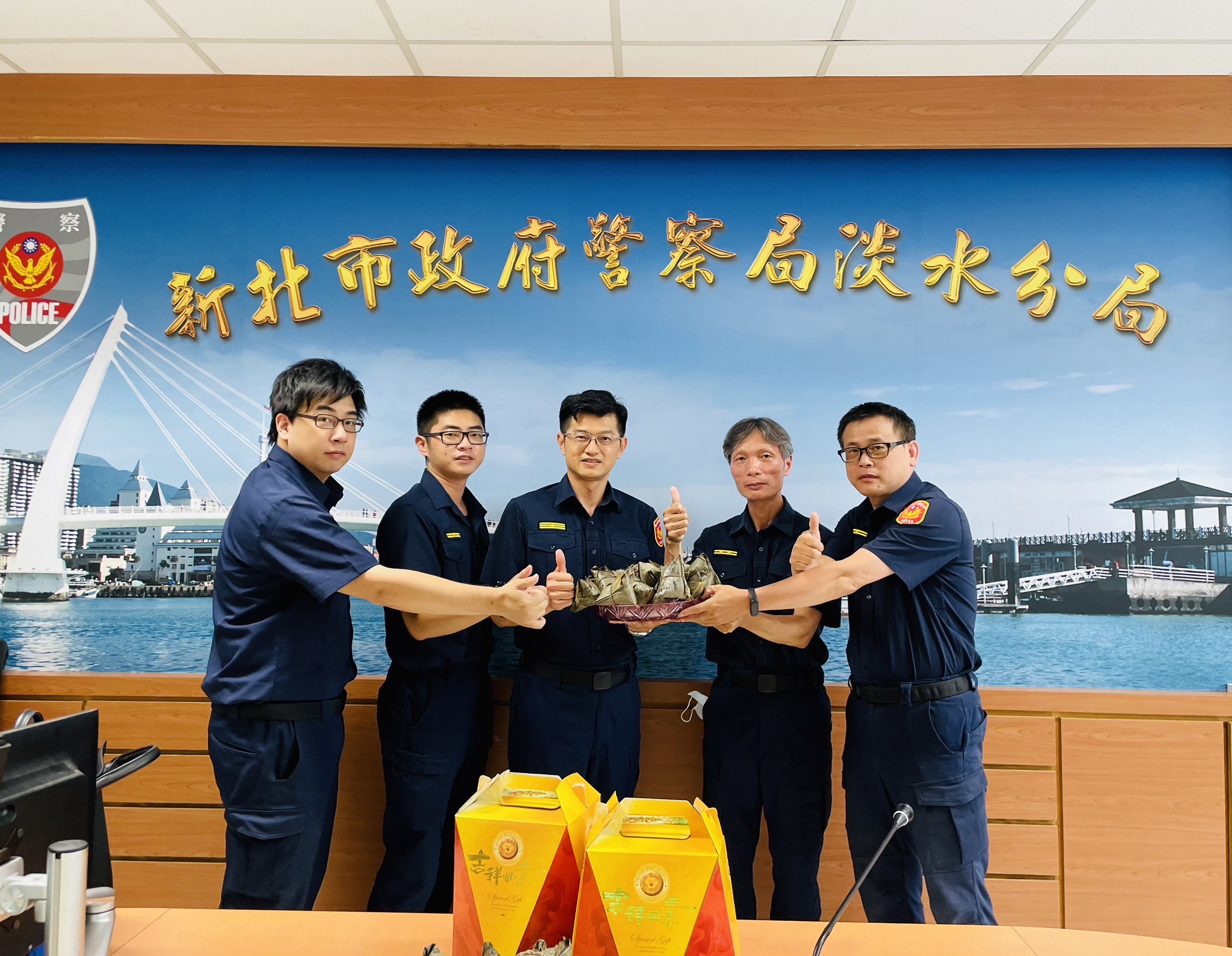 淡水警分局長陳保緒提早發放粽子慰勞辛苦員警。(記者徐煜勝翻攝)