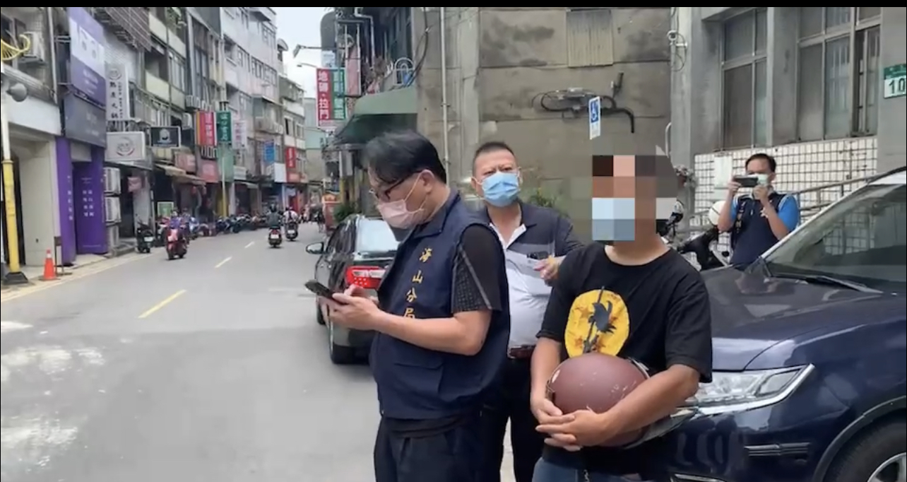 海山警分局專案小組於林口逮獲犯嫌。(記者徐煜勝翻攝)