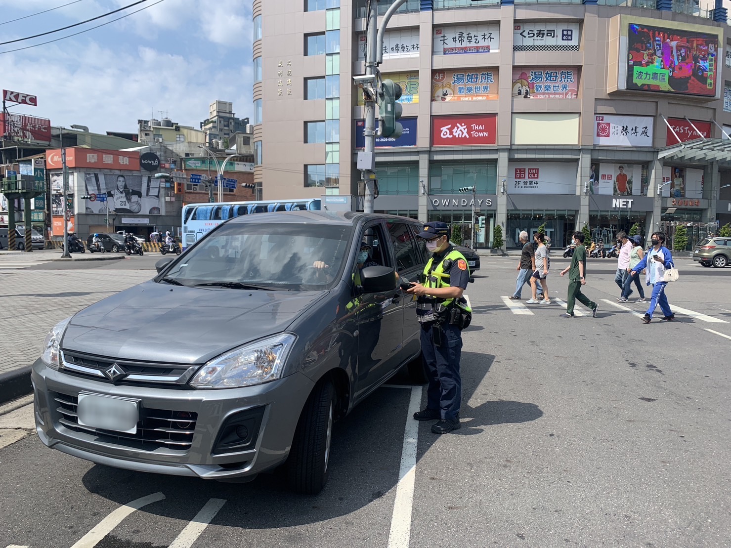 淡水警針對未禮讓行人加強取締。(記者徐煜勝翻攝)