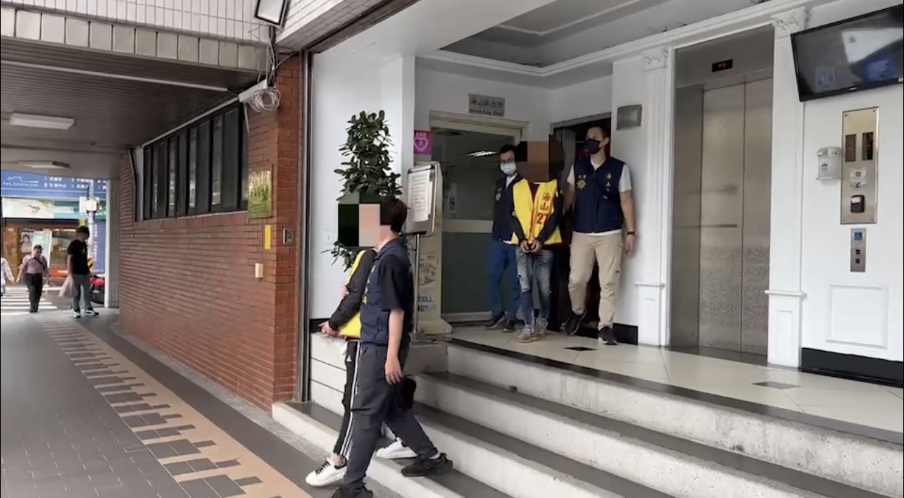 海山警逮捕四名四海幫成員。(記者徐煜勝翻攝)