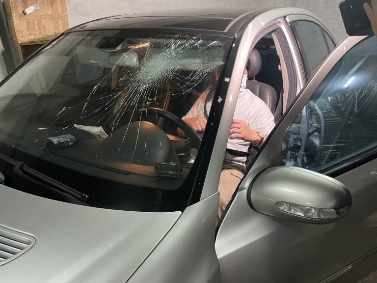 楊男車遭疑似西瓜刀攻擊擋風玻璃碎裂。（記者林金聖翻攝）