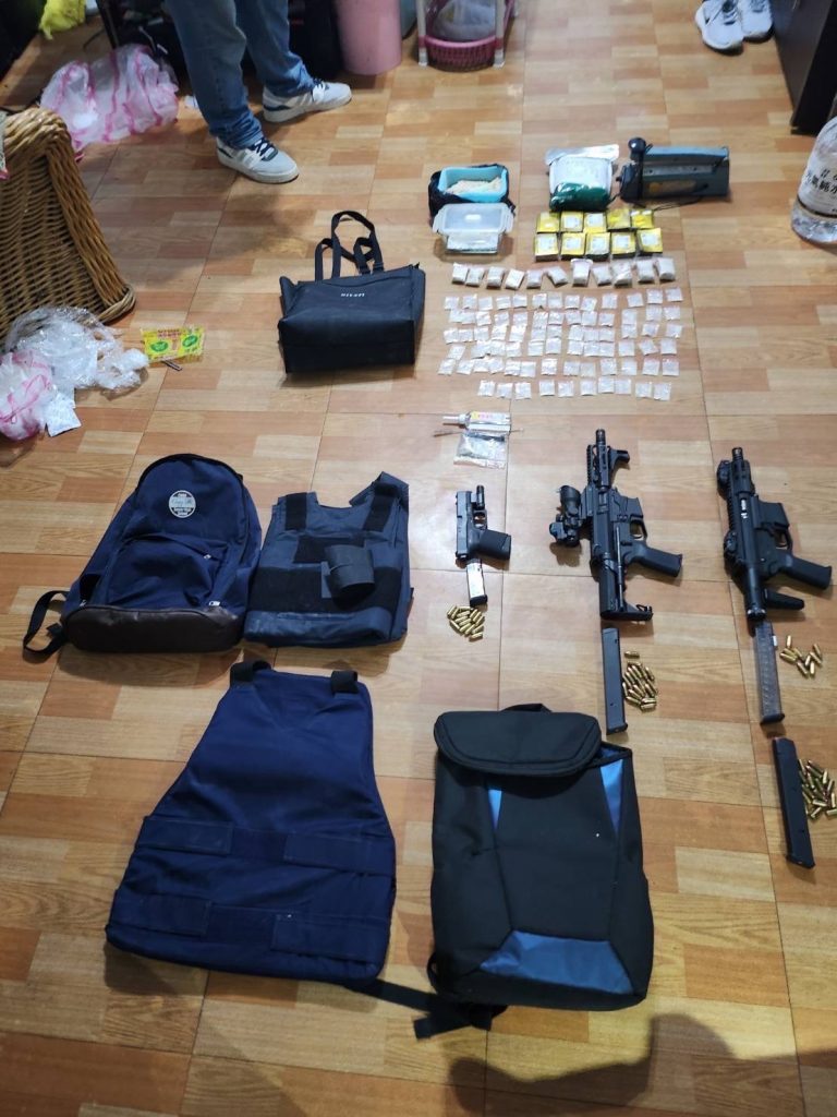 陳志明車上及住處起出大批槍械及毒品火力強大。(記者林金聖翻攝)