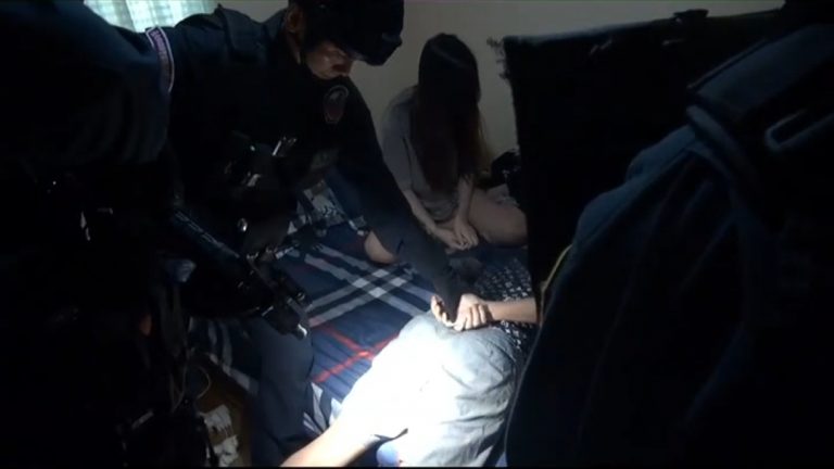 警方攻堅畫面。(記者 林金聖翻攝)