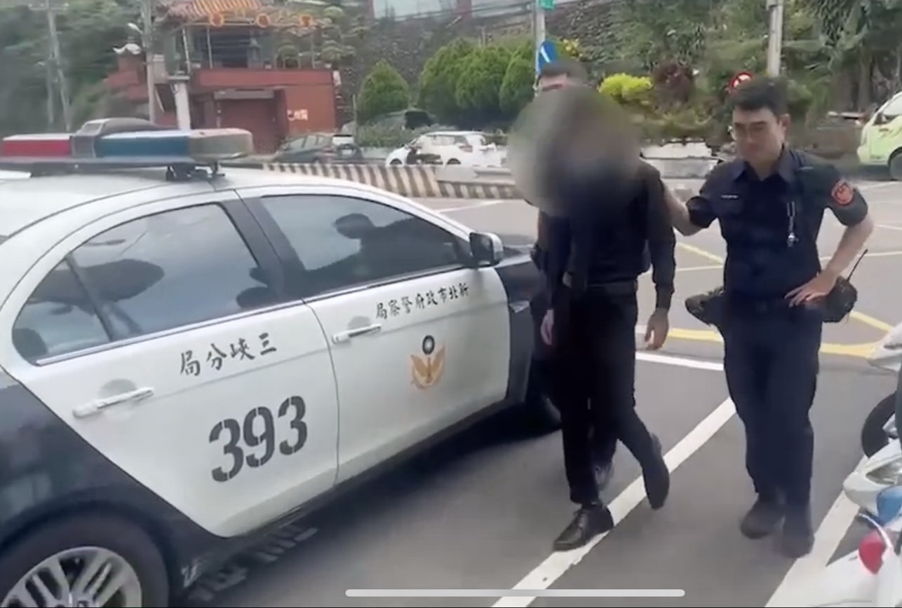 涉嫌持水果刀傷人,林姓殯葬業從業人員主動到橫溪派出所投案。(記者宋紹誠翻攝)