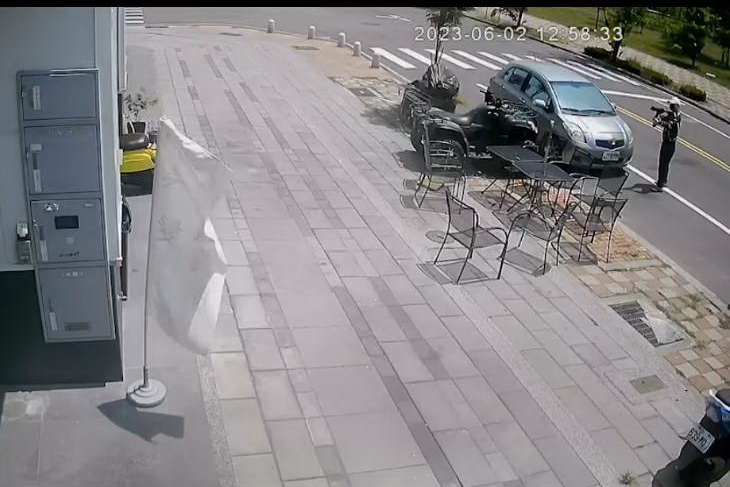 男子停好車後,隨即下車取出一把長槍朝店家瘋狂掃射,氣焰十分囂張。(記者徐煜勝翻攝)