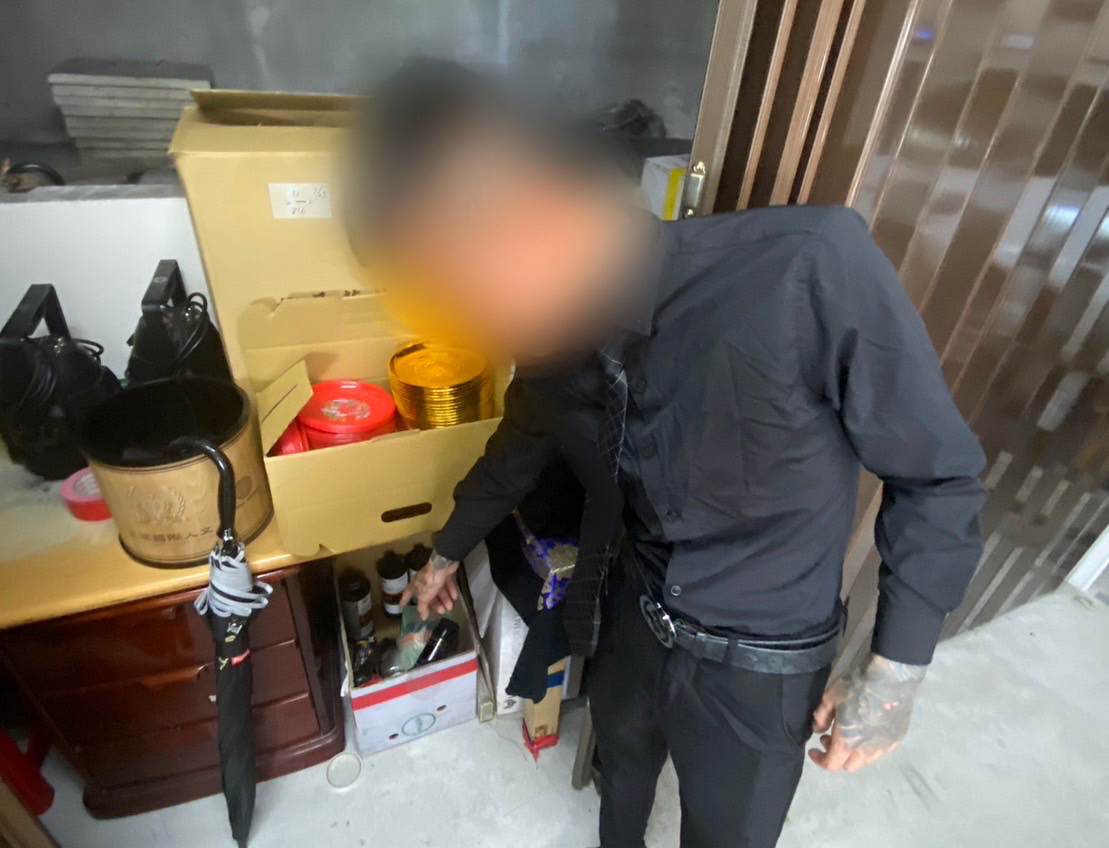 涉嫌持水果刀刺傷同行,從事殯葬業的林姓男子交出作案的水果刀。(記者宋紹誠翻攝)